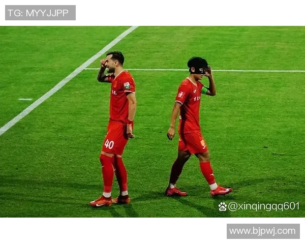 国足球星帅哥亮相赛场颜值爆表，球场内外尽显风采引发热议