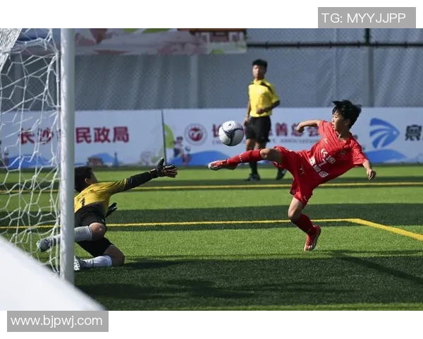 当足球巨星的萌娃闪亮登场 绿茵场外的童真与荣耀传承