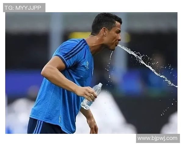 足球明星赛场喝水瞬间被捕捉展现轻松真实一面引发网友热议