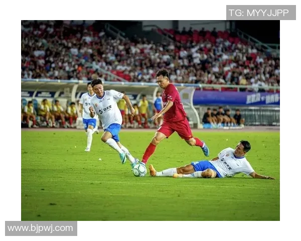 足球狂热瞬间球迷激情冲入球场直奔偶像球星引发全场震动