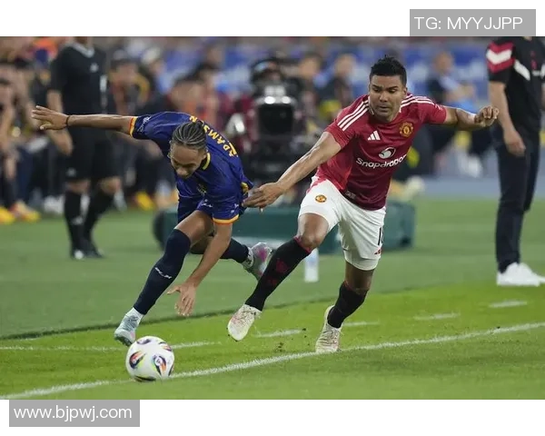 足球球星高举夺冠牌子点燃全场激情见证荣耀时刻